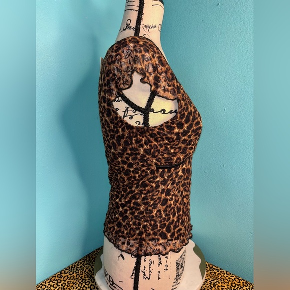 Leopard Print V-Neck Top - Picture 2 of 3